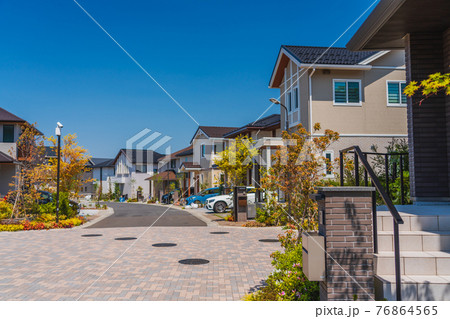 開発が進む郊外型戸建住宅団地 76864565