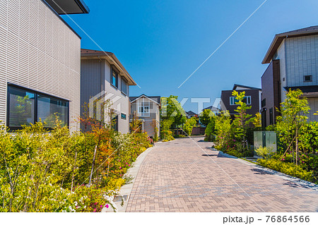 開発が進む郊外型戸建住宅団地 76864566