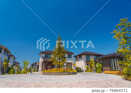 開発が進む郊外型戸建住宅団地 76864571
