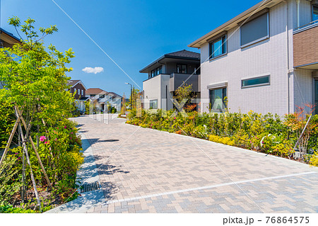 開発が進む郊外型戸建住宅団地 76864575