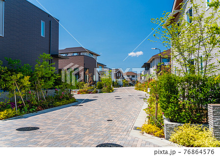開発が進む郊外型戸建住宅団地 76864576