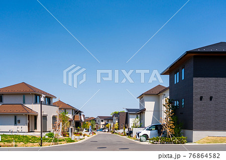 開発が進む郊外型戸建住宅団地 76864582