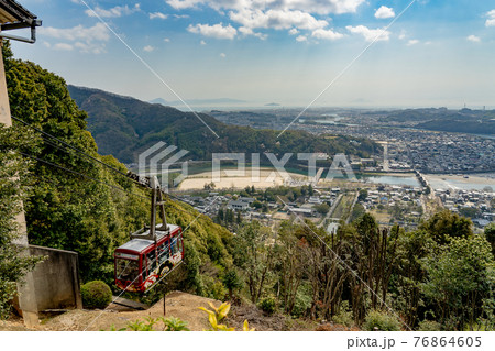 山口県岩国市　岩国城ロープウエーからの吉香公園の眺め 76864605