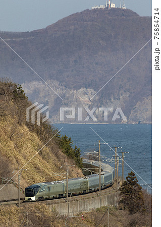 【縦構図】函館山をバックに走る列車たちートレインスイート四季島 (道南いさりび鉄道) 【縦構図】函館山をバックに走る列車たちートレインスイート四季島 (道南いさりび鉄道) 76864714