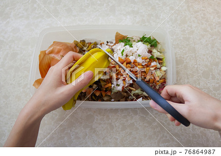 堆肥作りの工程 生ゴミを小さく刻む様子 堆肥作りの工程 生ゴミを小さく刻む様子 76864987