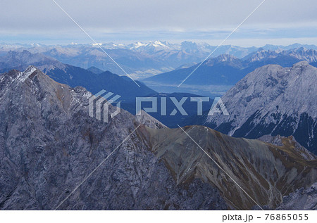 ツークシュピッツェから見るアルプスの山々 76865055