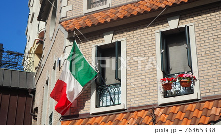 洋館の窓とイタリア国旗 76865338