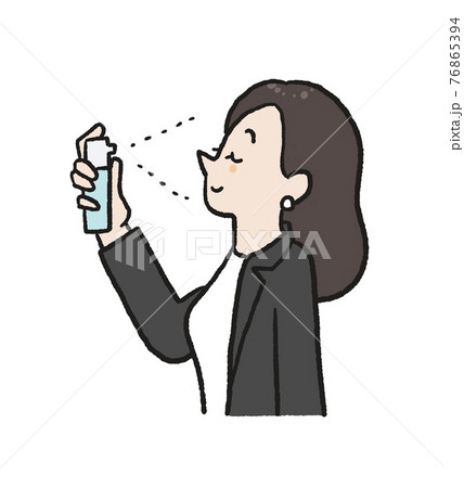 ミスト化粧水でリフレッシュする女性のイラスト 76865394