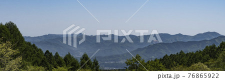 こまどり池から見る山並みと森のパノラマ写真/八千穂高原(長野県佐久穂町) こまどり池から見る山並みと森のパノラマ写真/八千穂高原(長野県佐久穂町) 76865922