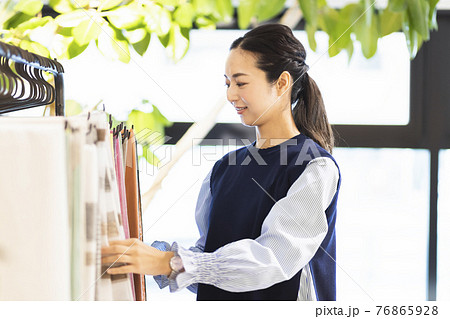 布を選ぶ女性 76865928