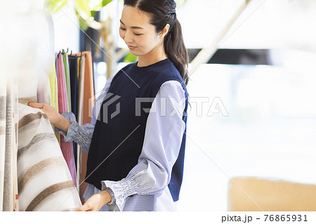 布を選ぶ女性 76865931