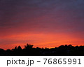 夕焼けのグラデーションと街並みのシルエット 76865991