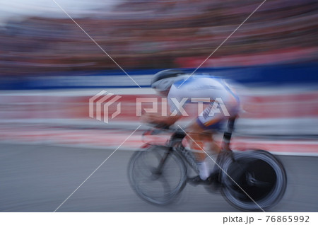 自転車レースの選手 76865992