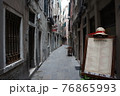 誰もいないイタリアの街並み 76865993