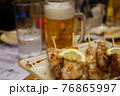 焼き鳥と中ジョッキビール 76865997
