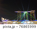 シンガポールの夜景、マリーナベイサンズのレーザーイルミネーション 76865999