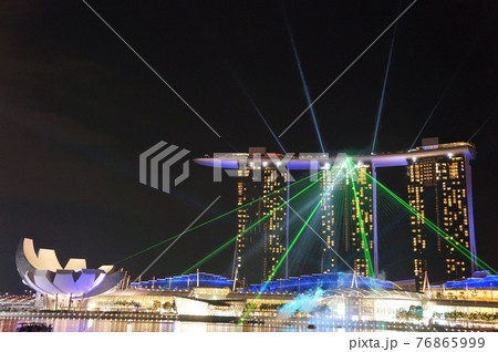 シンガポールの夜景、マリーナベイサンズのレーザーイルミネーション 76865999