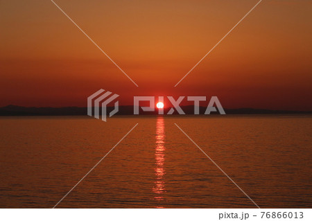 夕景　日本海に沈む夕日 76866013