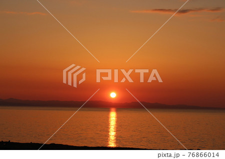 夕景 日本海に沈む夕日 夕景 日本海に沈む夕日 76866014