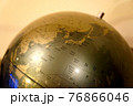 レトロな地球儀の北半球 76866046