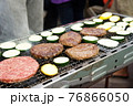 バーベキューグリルで焼く肉と野菜 76866050