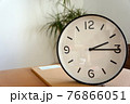 2時15分を指すシンプルな時計 76866051