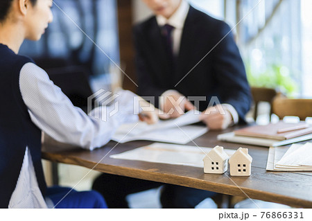 不動産　説明　ビジネスマン 76866331