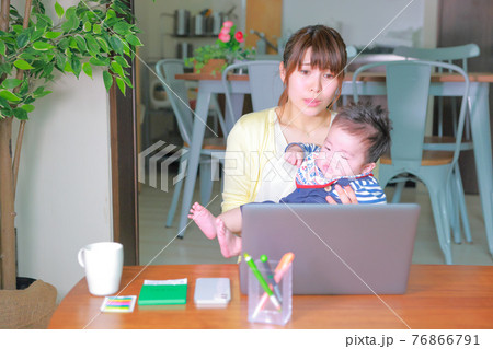 オンライン診療_具合の悪い乳児を見てもらう母親2 オンライン診療_具合の悪い乳児を見てもらう母親2 76866791