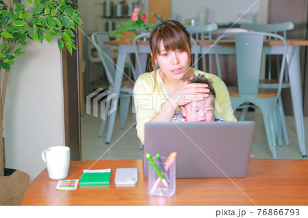 オンライン診療_乳児に熱があることを訴える母親1 オンライン診療_乳児に熱があることを訴える母親1 76866793