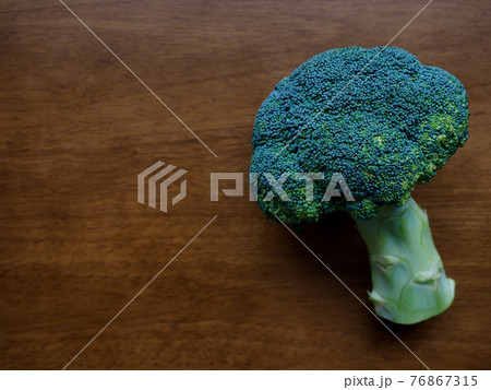 ブロッコリー サラダ 食べ物 76867315