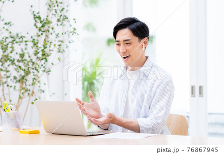 テレワークでweb会議をするミドルの男性 76867945