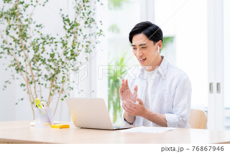 テレワークでweb会議をするミドルの男性 テレワークでweb会議をするミドルの男性 76867946