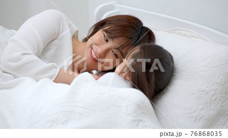 子供を寝かしつけるお母さん 76868035
