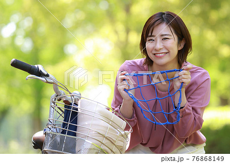 自転車用ネットを持つ女性 76868149