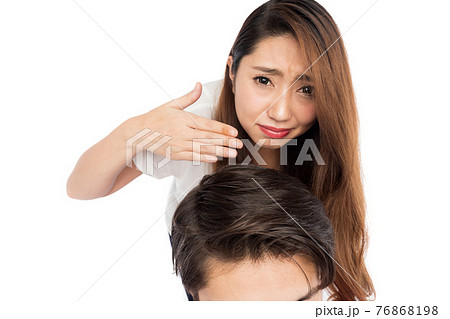 男性の頭皮を嗅ぐ女性 76868198