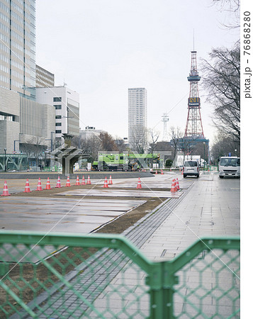 オリンピックの準備が始まった大通公園 76868280
