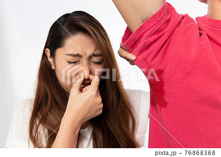 男性の脇汗に鼻をつまむ女性 男性の脇汗に鼻をつまむ女性 76868368