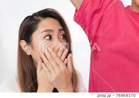 男性の脇汗に口を塞ぐ女性 男性の脇汗に口を塞ぐ女性 76868370