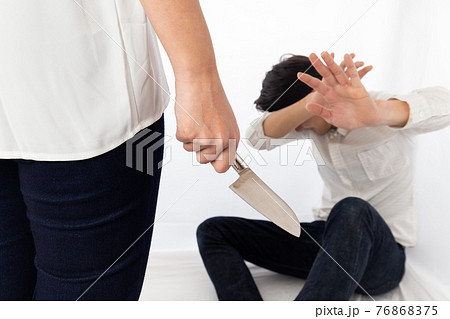 包丁を持つ女性に怯える男性 76868375