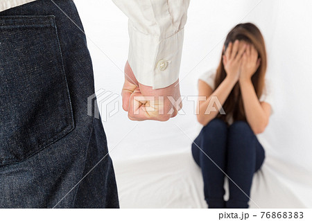 拳を握る男性に怯える女性 76868383