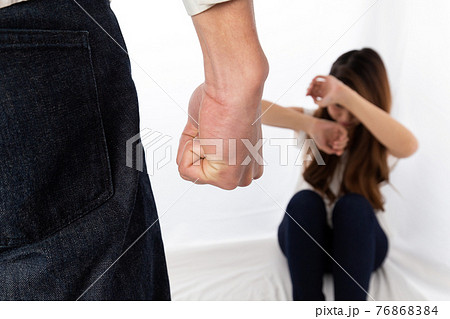 拳を握る男性に怯える女性 76868384