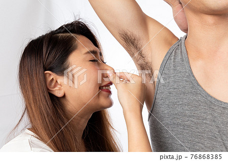 男性の脇のニオイに鼻をつまむ女性 76868385