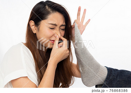 男性の靴下を臭う女性 男性の靴下を臭う女性 76868386