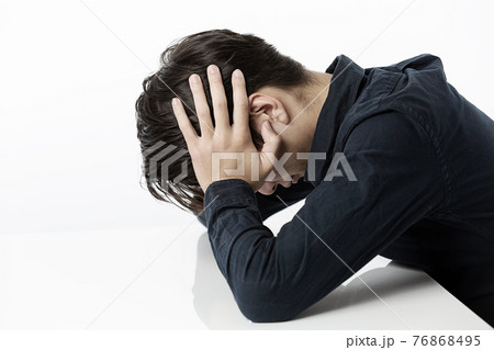頭を抱える男性 頭を抱える男性 76868495