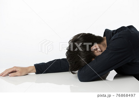 疲れた男性 疲れた男性 76868497
