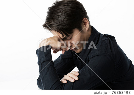 考える男性 考える男性 76868498