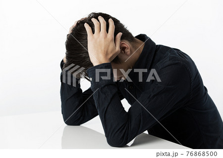 頭を抱える男性 頭を抱える男性 76868500