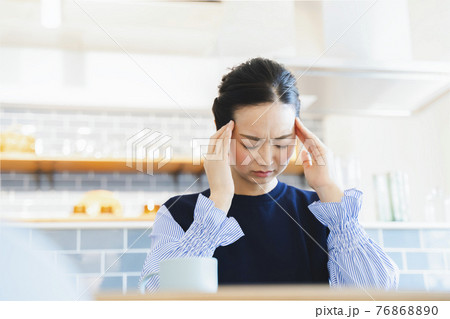 女性体調不良　頭痛 76868890