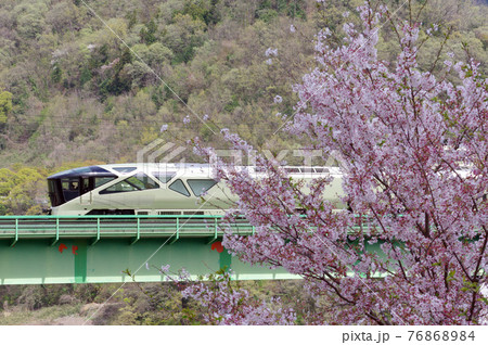 満開の桜とトランスート四季島 76868984