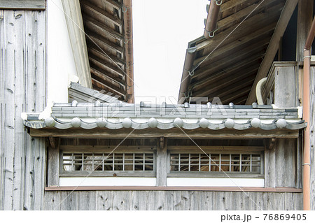 蔵と母屋の渡り廊下の窓風景 76869405